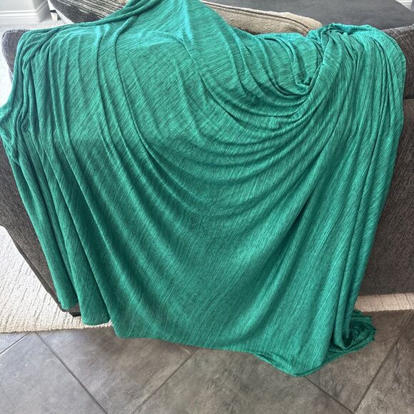 3 Yards 70" Wide Green Black Fabric Quality Stretch Lightweight Thin - Picture 1 of 7